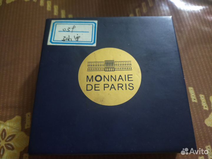 Медаль фирмы huawei c выставки в Париже в 2013 год