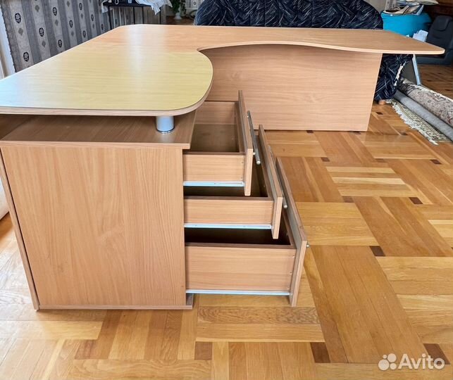 Угловой письменный стол