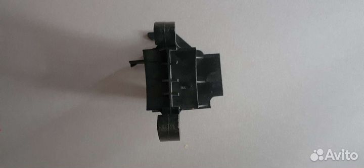 Держатель трубки бачка омывателя тигуан1