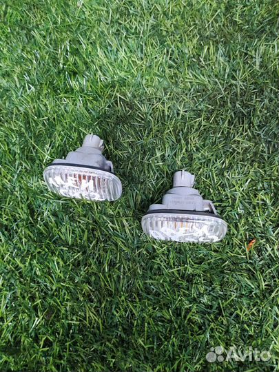 Повторитель на крыло белый Toyota Avensis T250