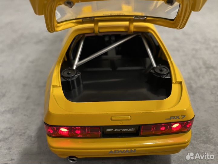 Металлическая модель машинки mazda rs 7. Желтая