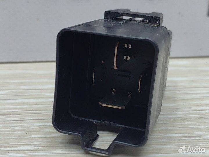 Реле включения вентилятора Bmw 3 F30 N47D20 2013