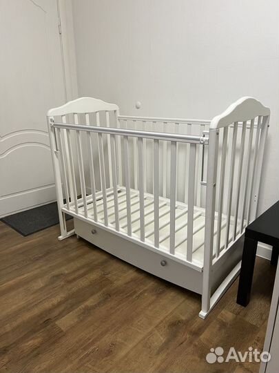 Детская кроватка с маятником