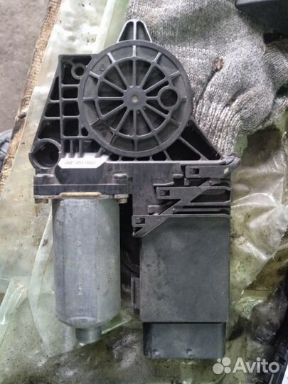 Мотор стеклоподъемника передний правый Skoda