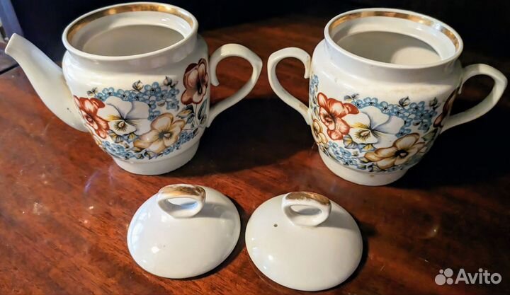 Чайник и сахарница