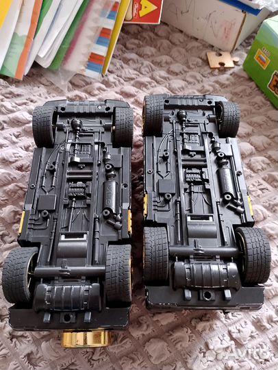 Две больших металлических машинки