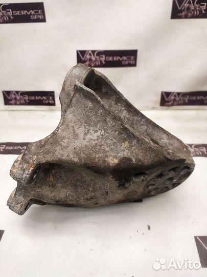 Кронштейн двигателя левый VW 3.0 Cas