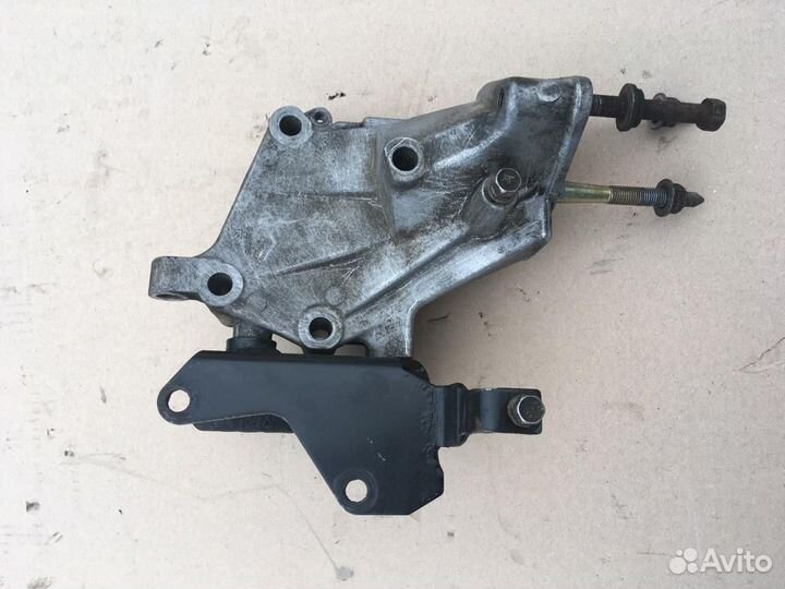 Кронштейн двигателя правый Митсубиси Галант 8