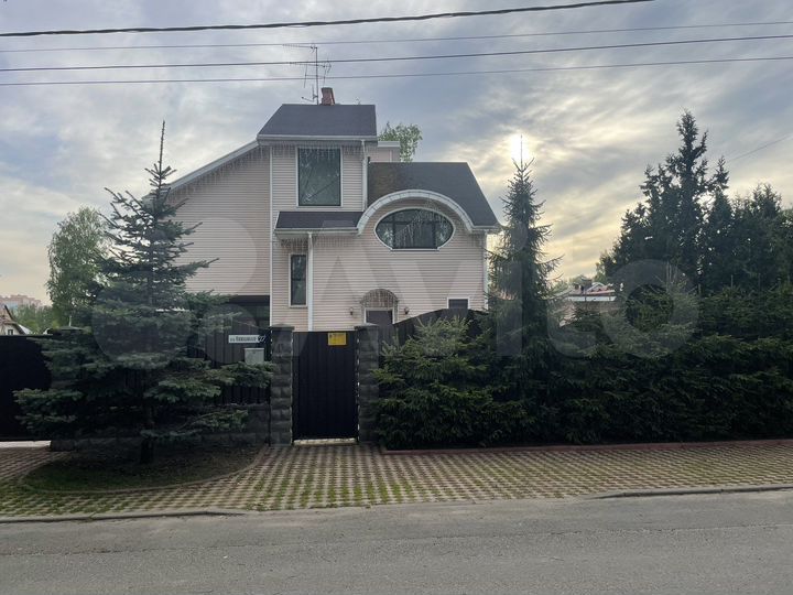 Дом 349,6 м² на участке 12,6 сот.