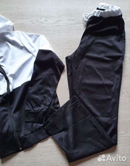 Костюм спортивный женский чёрный с белым