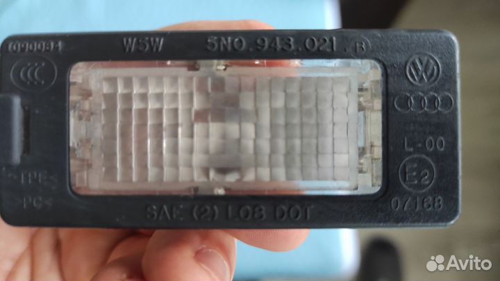 Фонарь освещения номерного знака skoda rapid