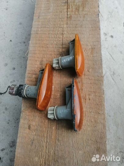 Поворотник в крыло Митсубиси Каризма