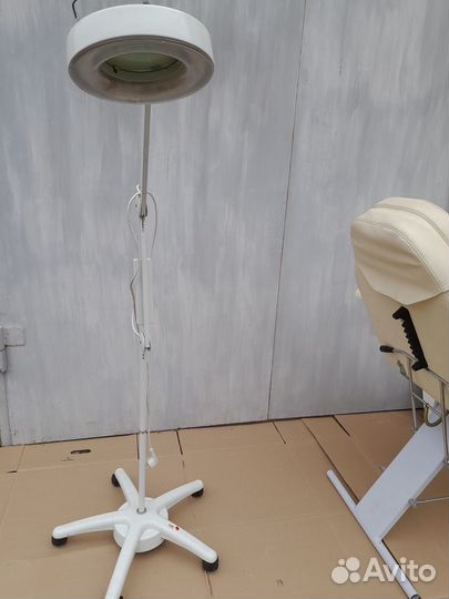 Лампа лупа напольная на колесиках б/у