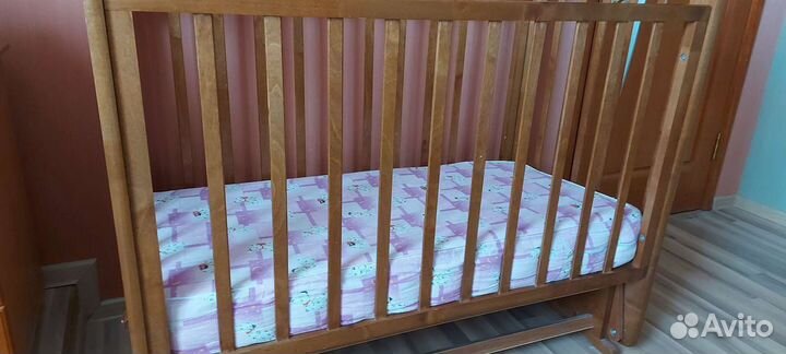 Детская кроватка с маятником