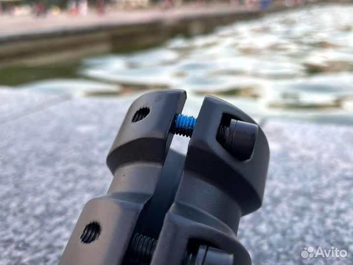 Зажим для трюкового самоката