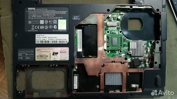 Ноутбук в разобранном виде на запчасти