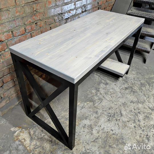 Компьютерный стол в стиле лофт