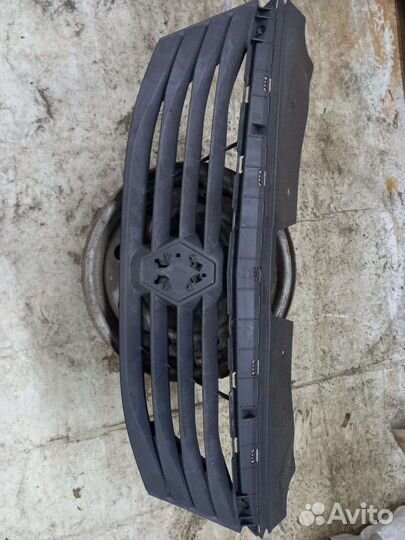 Решётка радиатора Рено Логан