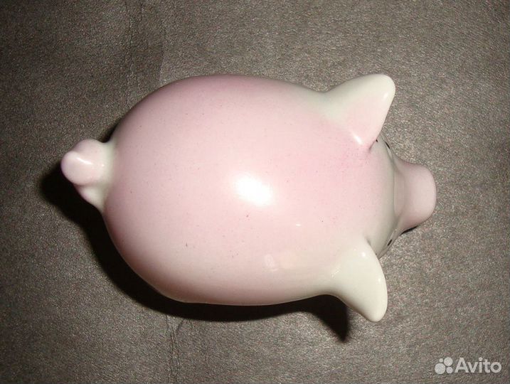 Фарфоровая статуэтка. Свинка, поросёнок. Рига.(2)