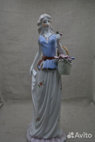 Статуэтка фарфор Девушка с корзинкой цветов