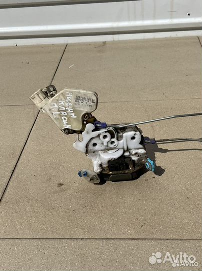 Замок двери передний левый Nissan Almera B10