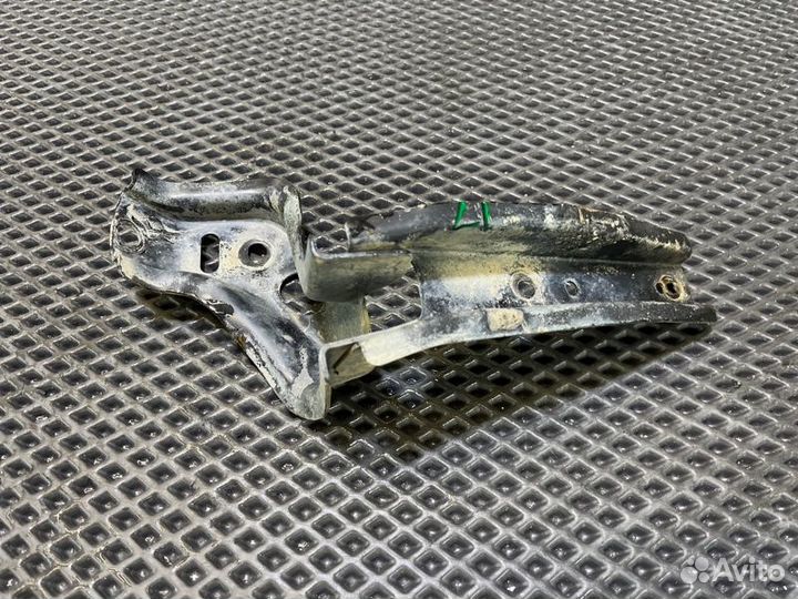 Кронштейн подножки лев. перед. Toyota Land cruiser