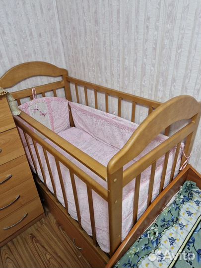 Детская кроватка с маятником