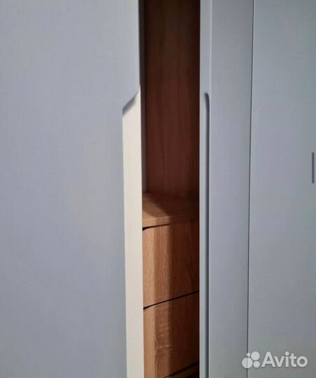 Шкаф до потолка встроенный