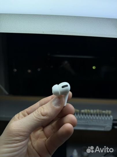Продам правый наушник AirPods Pro