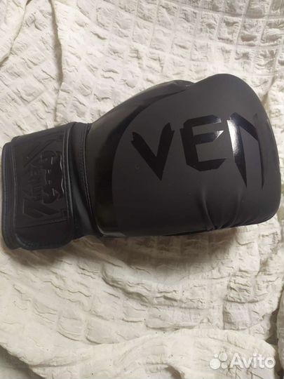 Боксёрские перчатки и экипировка