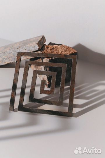 Квадратная железная спираль Васту