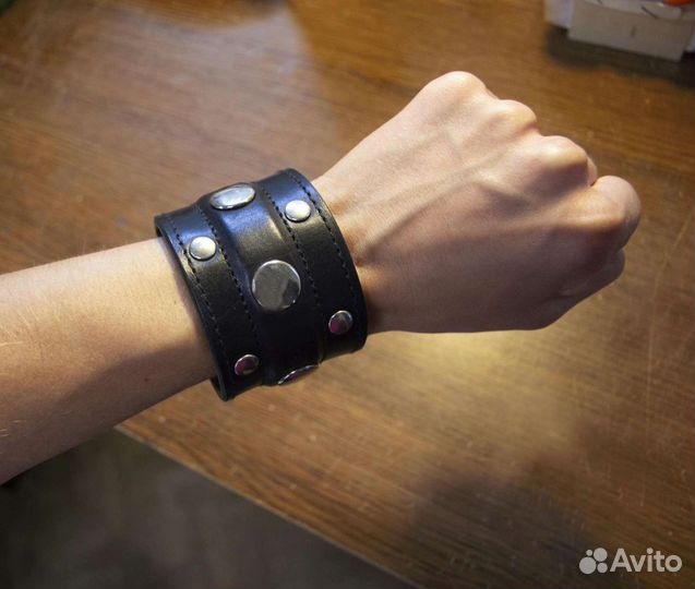 Кожаный браслет с клёпками