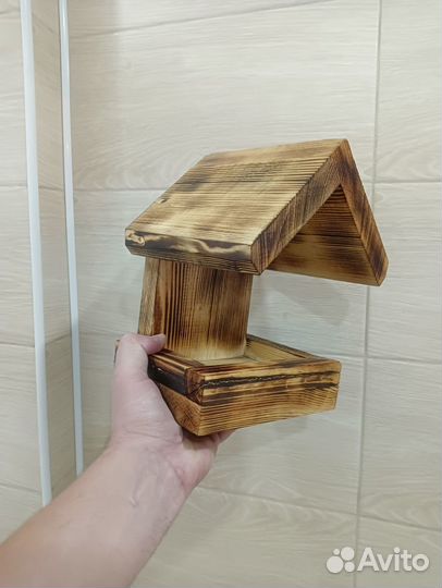 Кормушка для птиц из дерева и спилов