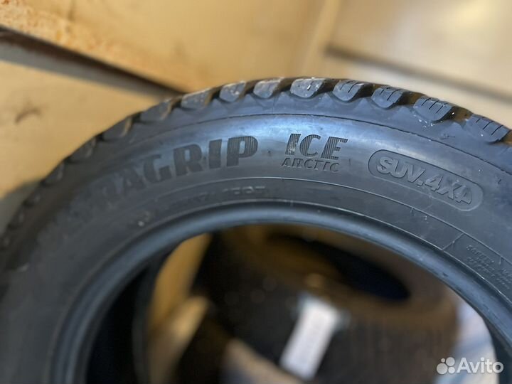 Goodyear UltraGrip 215/60 R17