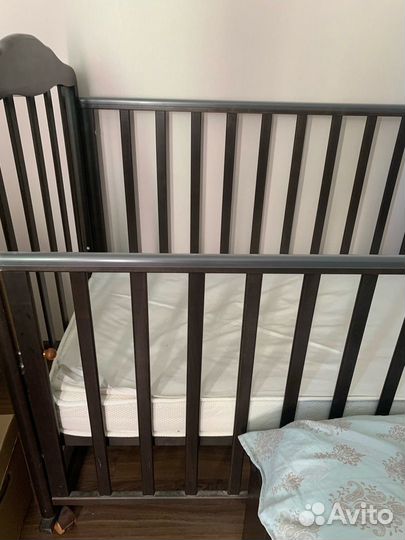 Детская кроватка на колесиках