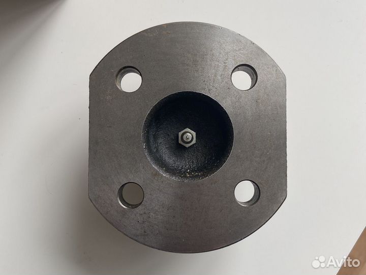 Шкворень верхний Manitou 564678