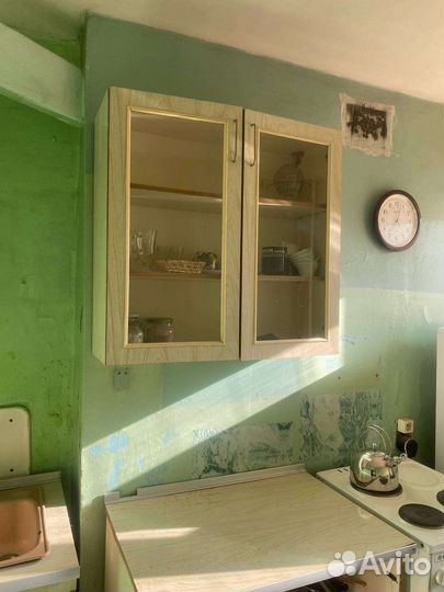 Шкаф и стол от кухонного гарнитура бесплатно