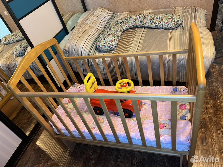 Детская кроватка с маятником