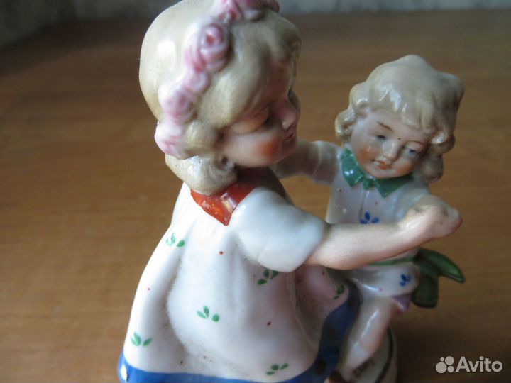 Фарфоровая статуэтка. Западная Германия. Пара дети