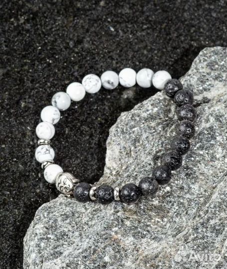 Браслет на руку, из вулканического камня и говлита