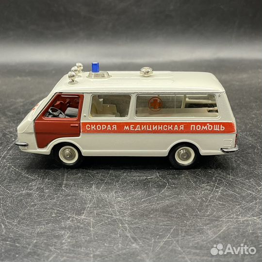 Модель моделька 1:43 RAF 2203 скорая медицинская