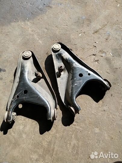 Передние рычаги Renault Logan