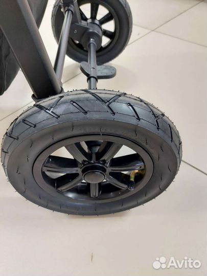 Прогулочная коляска с надувными колесами Luxmom V1