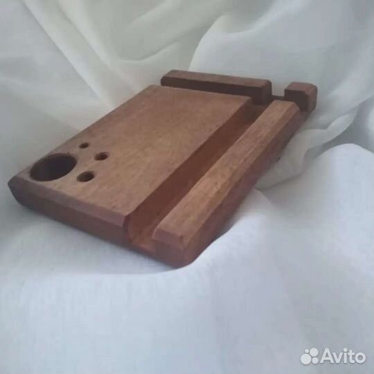 Подставка под телефон из дерева