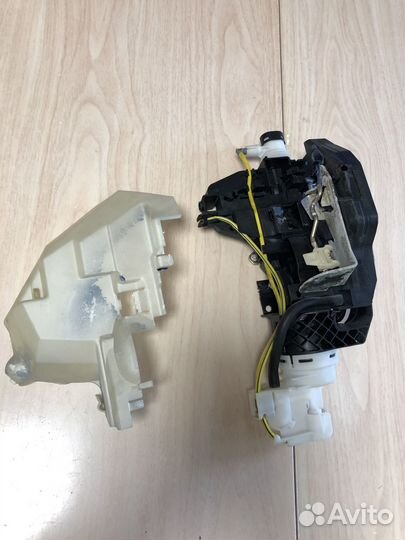Замок двери задней левой Mercedes W220