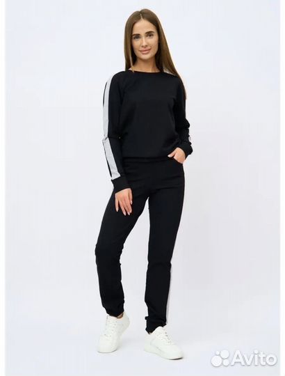 Спортивный женский костюм