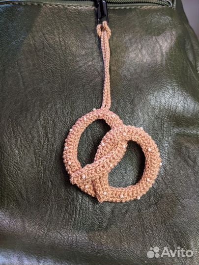 Брелок, обвес на сумку вязаный крендель