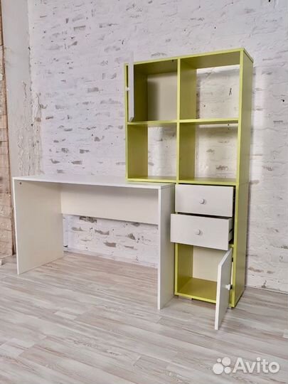 Стол письменный в детскую комнату