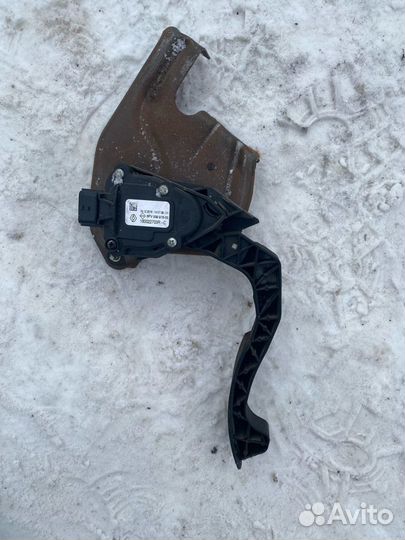 Педаль газа Renault Logan 2