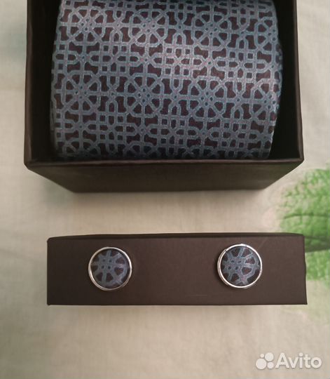 Галстук и запонки в подарочной коробке новые